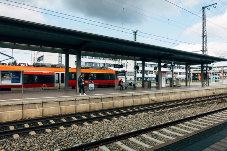 24hTicket NRW (früher SchönerTagTicket): Preise, Gültigkeit, Tipps 24hTicket NRW – Regionalbahn am Bahnsteig