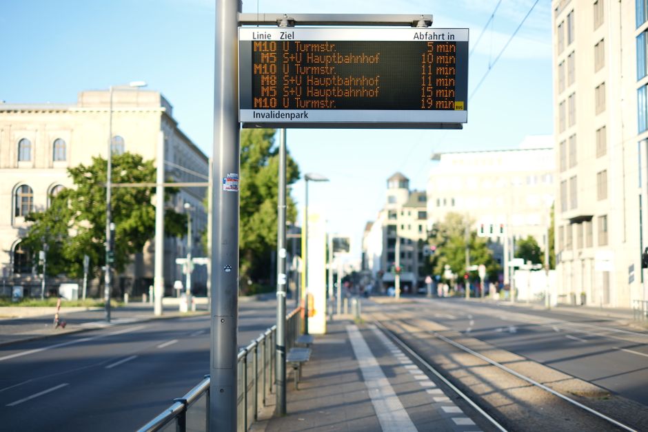 24hTicket NRW – Abfahrtsanzeige an einer Bus- und Bahnhaltestelle