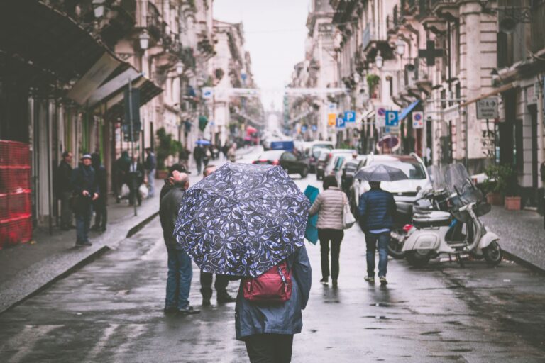 Ausflugsziele in NRW bei Regen: die schönsten Ziele nach Regionen Ausflugsziele NRW bei Regen – Menschen mit Regenschirmen in einer Einkaufsstraße