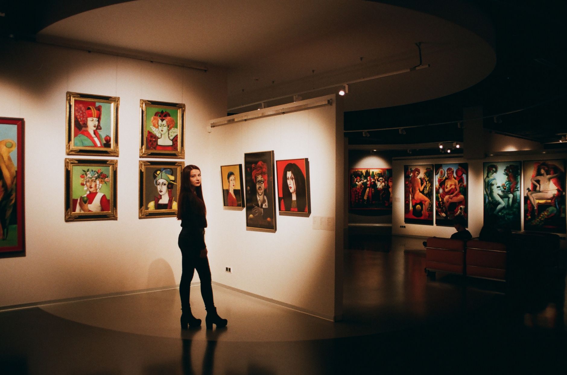 Ausflugsziel in NRW bei Regen – Besucherin in einer Kunstgalerie mit bunten Gemälden
