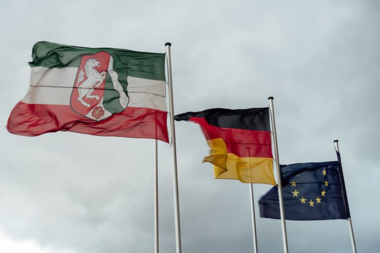 Einbürgerung in NRW – Flaggen von Nordrhein-Westfalen, Deutschland und der EU