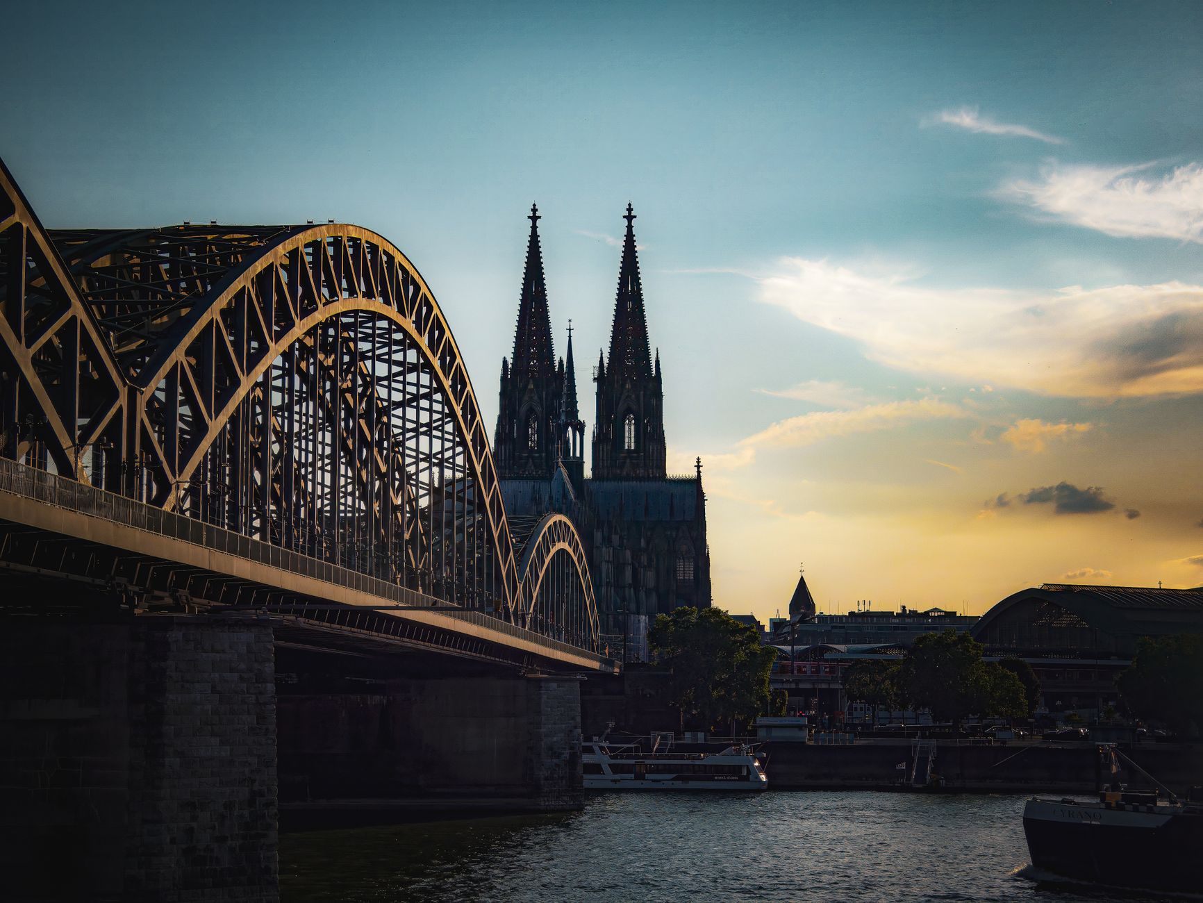 Ausflugsziel in NRW – Kölner Dom und Hohenzollernbrücke am Rhein im Abendlicht
