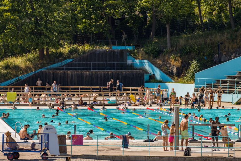 Die besten Freibäder im Ruhrgebiet: vom Grugabad bis zum Naturbad Freibäder im Ruhrgebiet – belebtes Freibad mit Badegästen an einem Sommertag