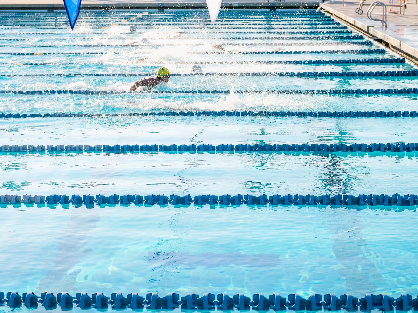 Freibad im Ruhrgebiet – Schwimmer zieht bei Sonnenschein seine Bahnen im Becken
