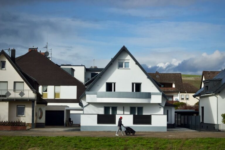 Grunderwerbsteuer NRW: Höhe, Berechnung, Ausnahmen Grunderwerbsteuer NRW – Einfamilienhäuser in einer deutschen Wohnstraße