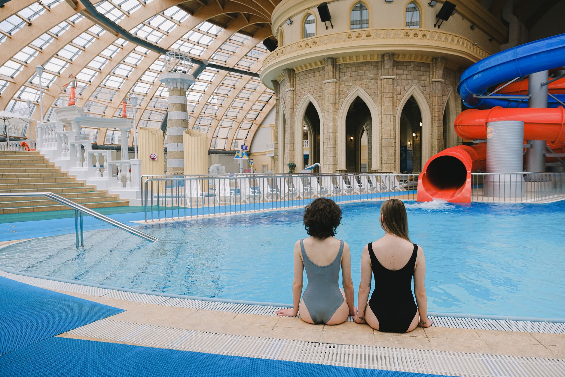 Indoor-Erlebnisbad in NRW – Schwimmhalle mit Rutsche unter einer Glaskuppel