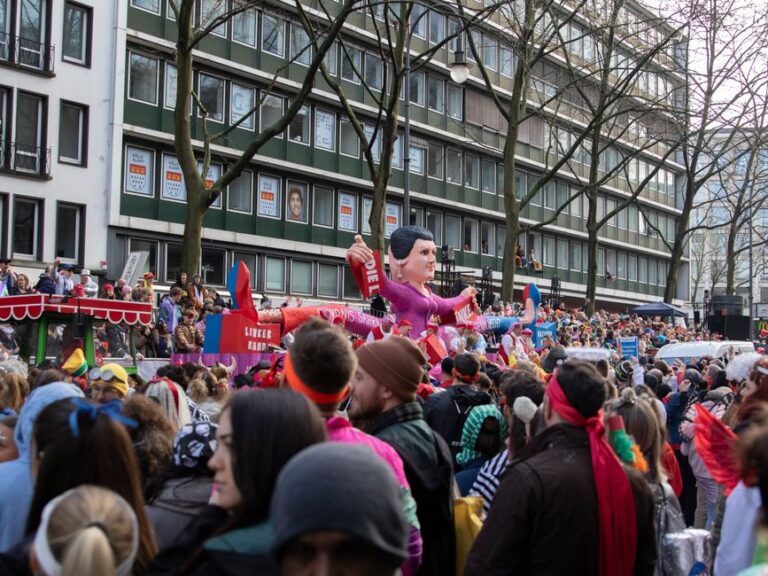 Karneval in NRW 2026: Termine, Hochburgen und Rosenmontagszug Karneval in NRW – Motivwagen beim Rosenmontagszug in Köln