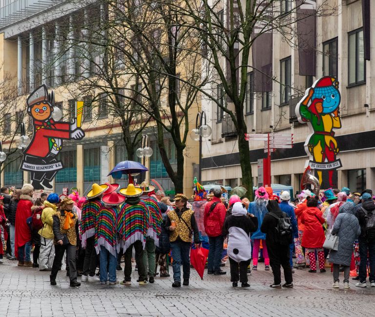 Karneval in Köln – bunte Straßenszene mit kostümierten Menschen beim Rosenmontagszug