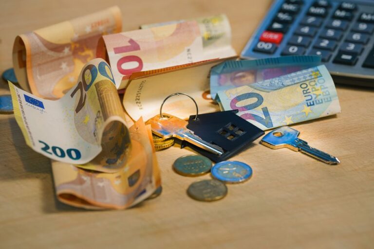 Kaufnebenkosten beim Hauskauf in NRW Kaufnebenkosten NRW – Eurogeldscheine und Hausschlüssel