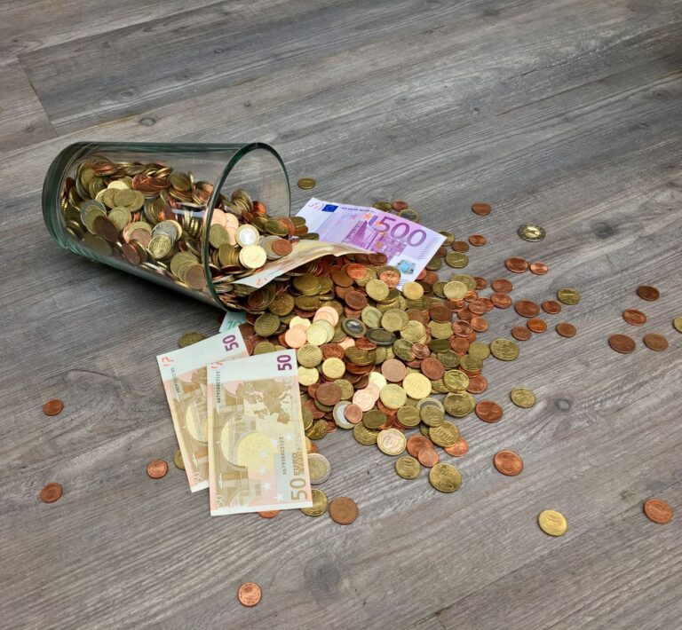 Kindergeld 2026 – Euro-Münzen und Geldscheine als Symbol für die monatliche Auszahlung