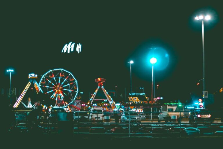 Kirmes in NRW: die größten Volksfeste im Überblick Kirmes NRW – beleuchtete Fahrgeschäfte bei Nacht
