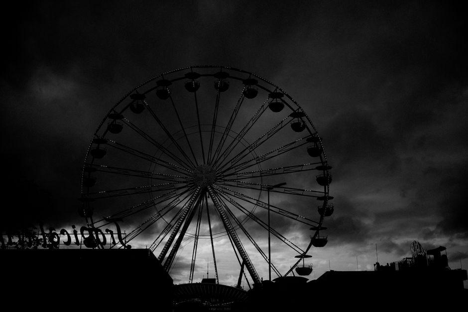 Kirmes NRW – Riesenrad in der Abenddämmerung