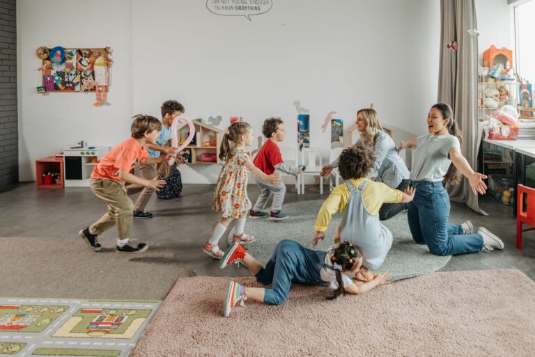 Kita-Platz in NRW – Kinder und eine Erzieherin spielen in einem bunten Kita-Raum