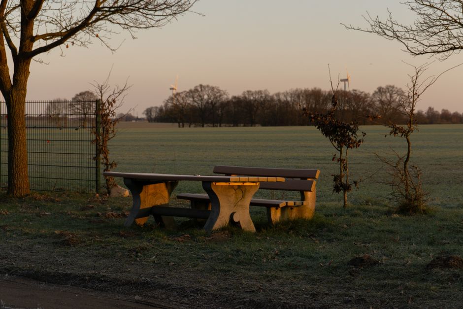 Kurzurlaub NRW – Bank in ländlicher Landschaft