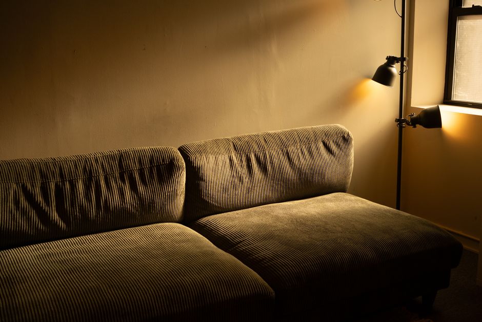 Ruhezeiten Mietwohnung NRW – gemütliches Wohnzimmer am Abend