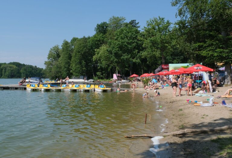 Seen in NRW zum Baden – sonniger Sandstrand an einem Badesee mit Badegästen