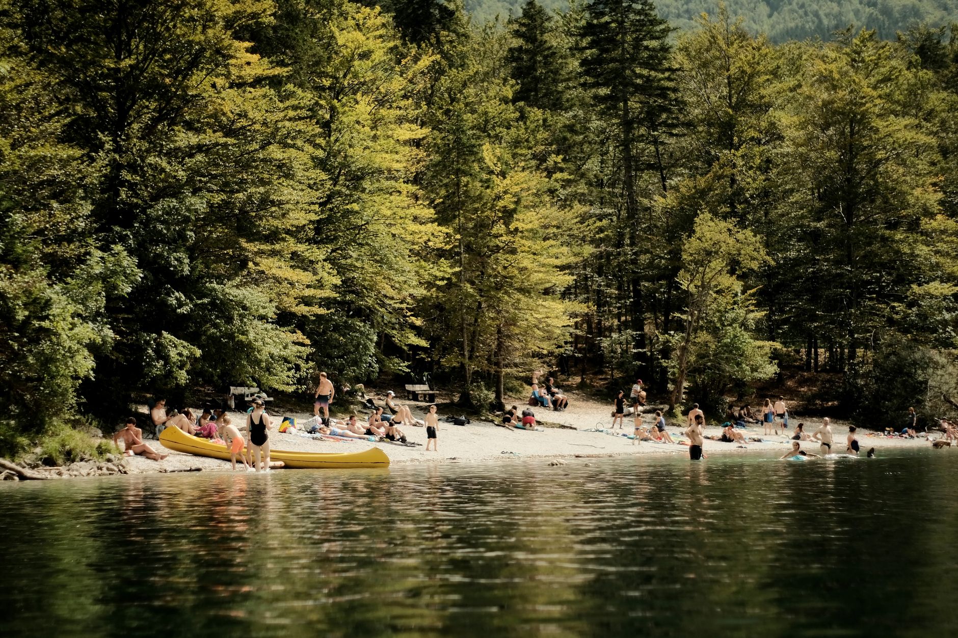 Badesee in NRW – natürlicher See mit kleinem Sandstrand und Badegästen im Sommer