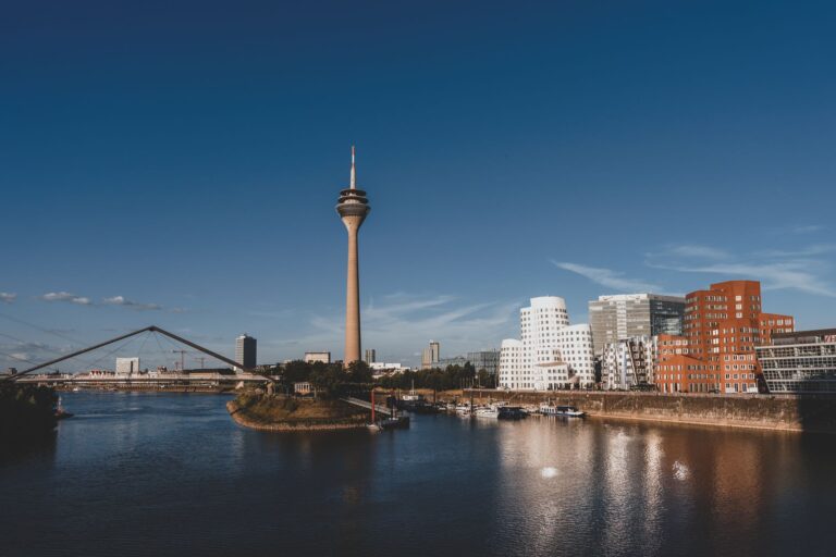 Städte in NRW für einen Tagestrip – Düsseldorfer Medienhafen mit Rheinturm