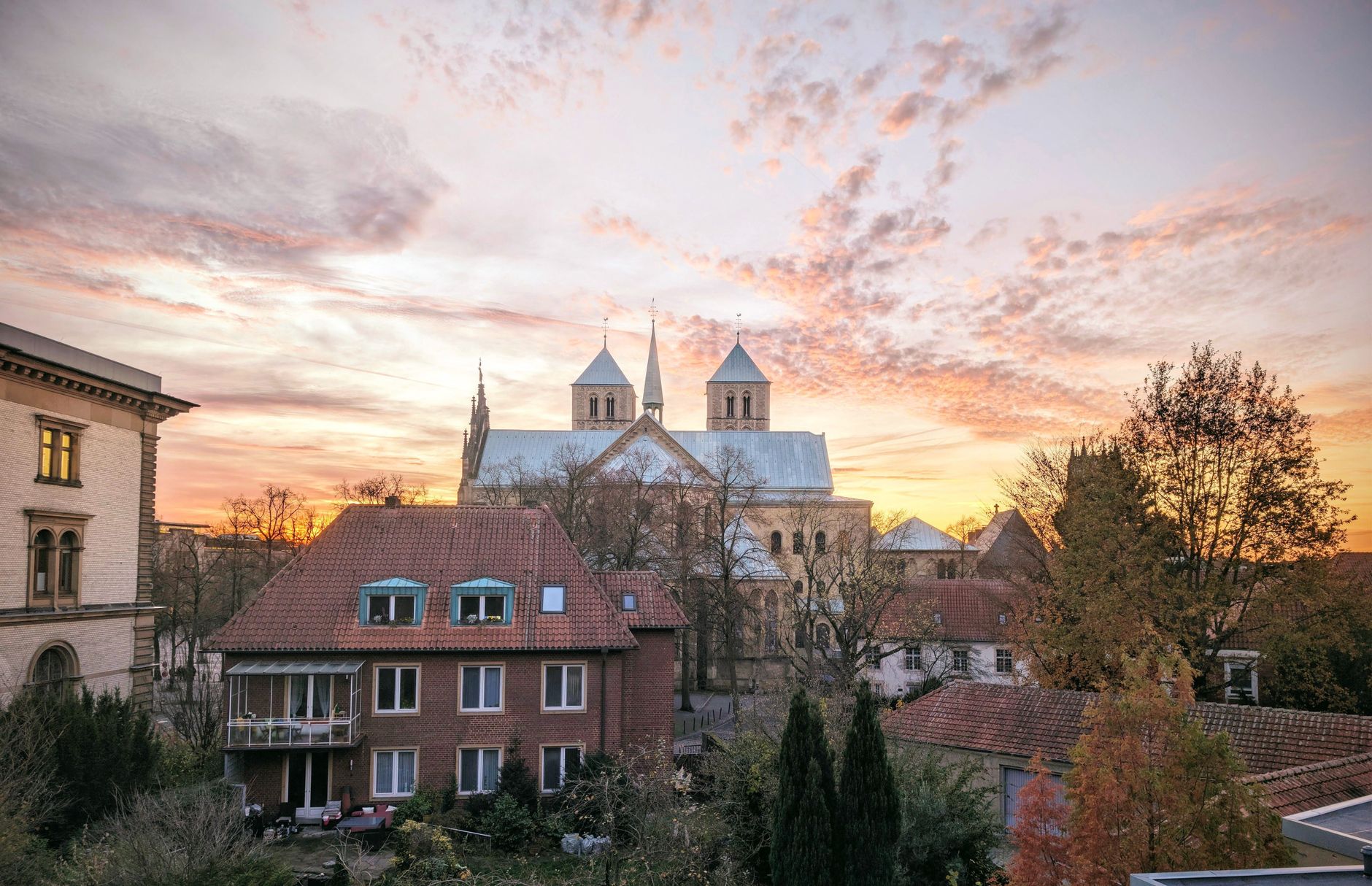 Tagestrip in NRW – historische Altstadt von Münster mit Dom im Abendlicht