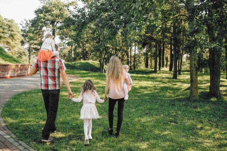 Tagesausflüge NRW mit der Familie Tagesausflüge NRW mit Familie – Eltern und Kinder im Park