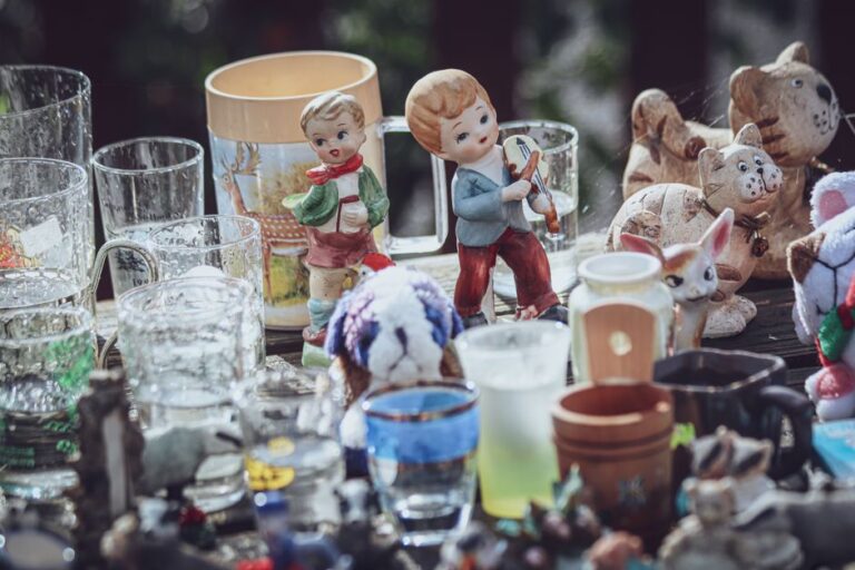 Trödelmärkte und Flohmärkte in NRW: die besten Adressen Trödelmarkt NRW – Vintage-Figuren und Glaswaren auf einem Verkaufstisch