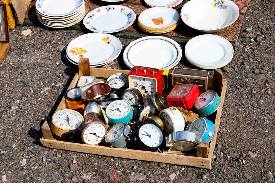 Trödelmarkt NRW – Porzellanteller und alte Wecker auf einem Verkaufsstand