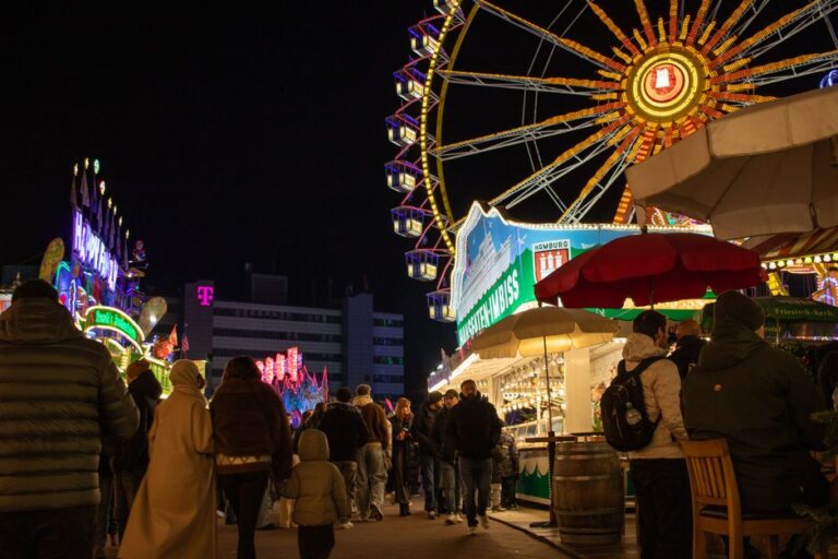 Veranstaltungen NRW – Volksfest mit Riesenrad bei Nacht