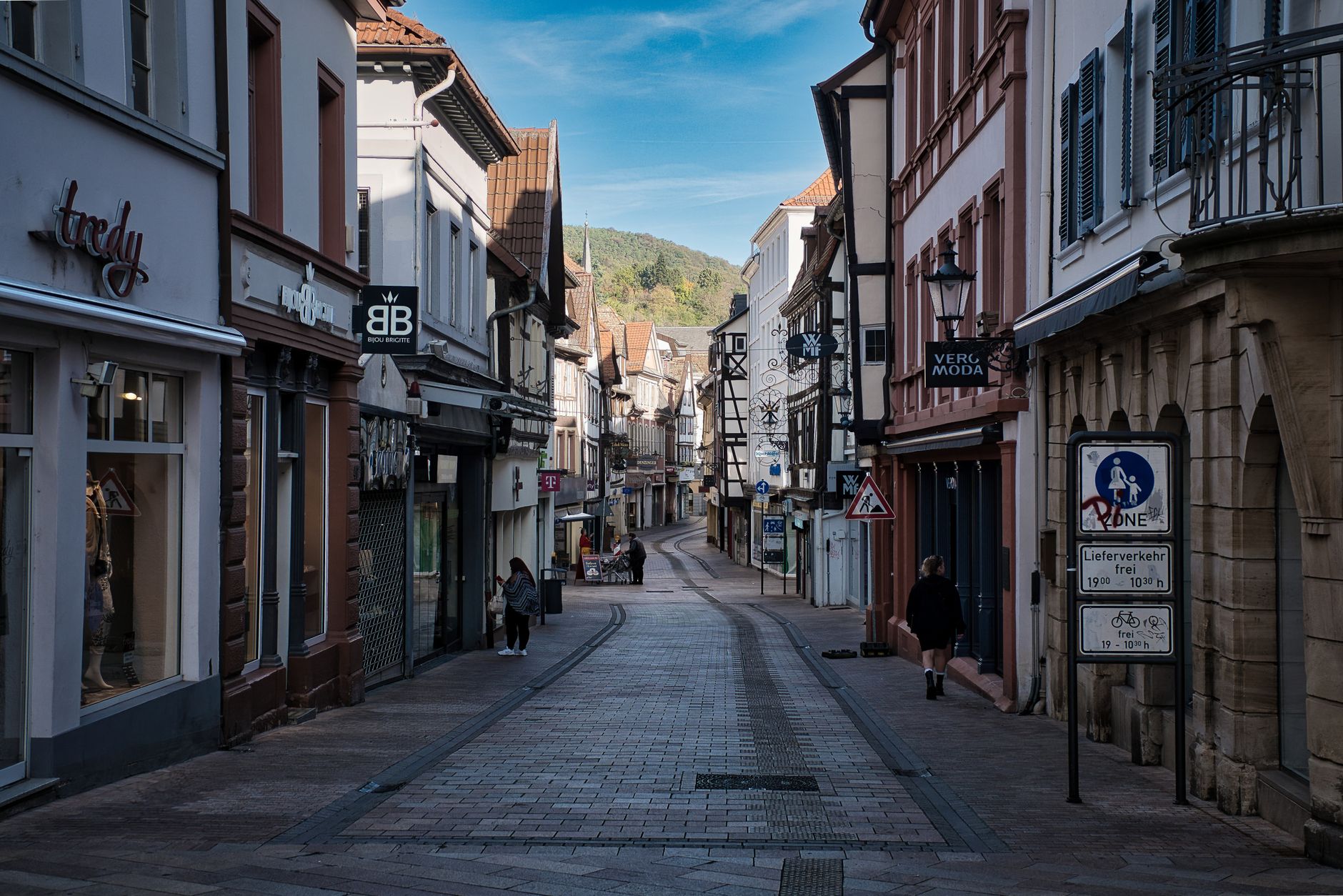 Historische Einkaufsstraße mit Fachwerkhäusern in einer deutschen Innenstadt