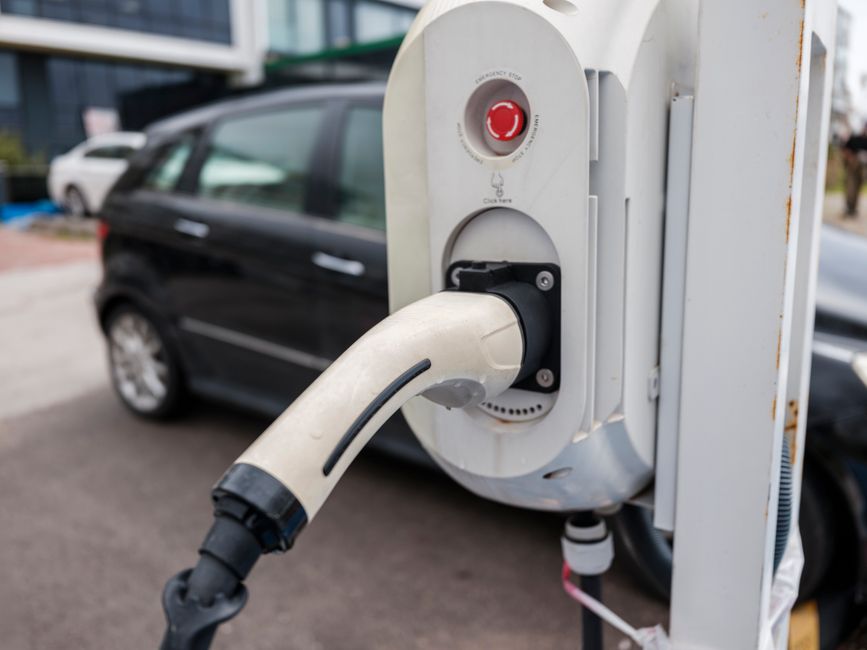 Wallbox-Förderung NRW – öffentliche Ladesäule mit Elektroauto
