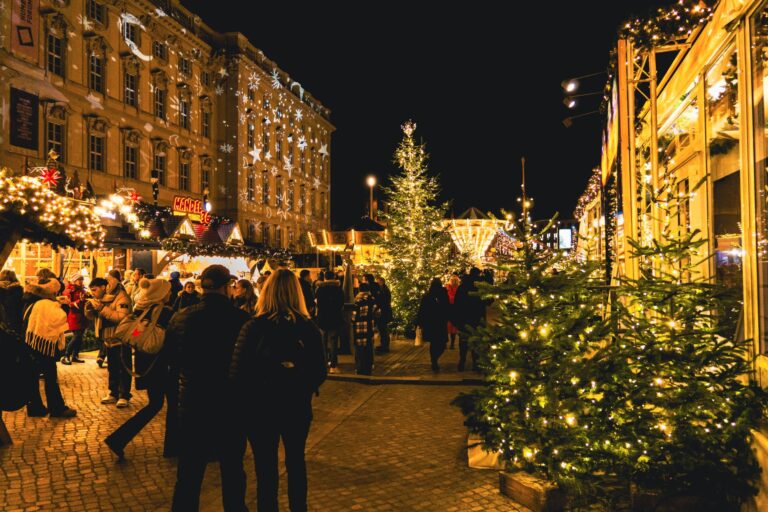 Weihnachtsmarkt in NRW – beleuchtete Marktstände und Weihnachtsbaum am Abend