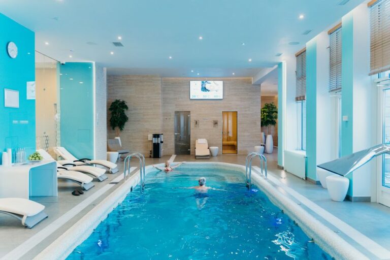 Wellnesshotel NRW – Indoor-Pool mit Ruhebereich
