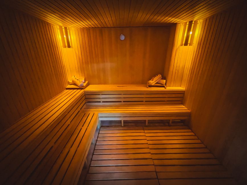Wellnesshotel NRW – leere Sauna mit warmem Holzambiente