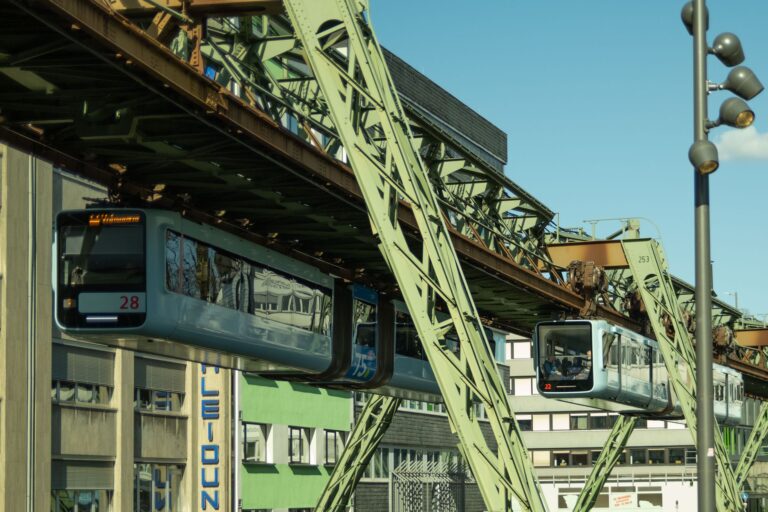 Ausflugsziele im Bergischen Land: Talsperren, Wälder und Wahrzeichen Ausflugsziele im Bergischen Land – die Wuppertaler Schwebebahn über der Stadt