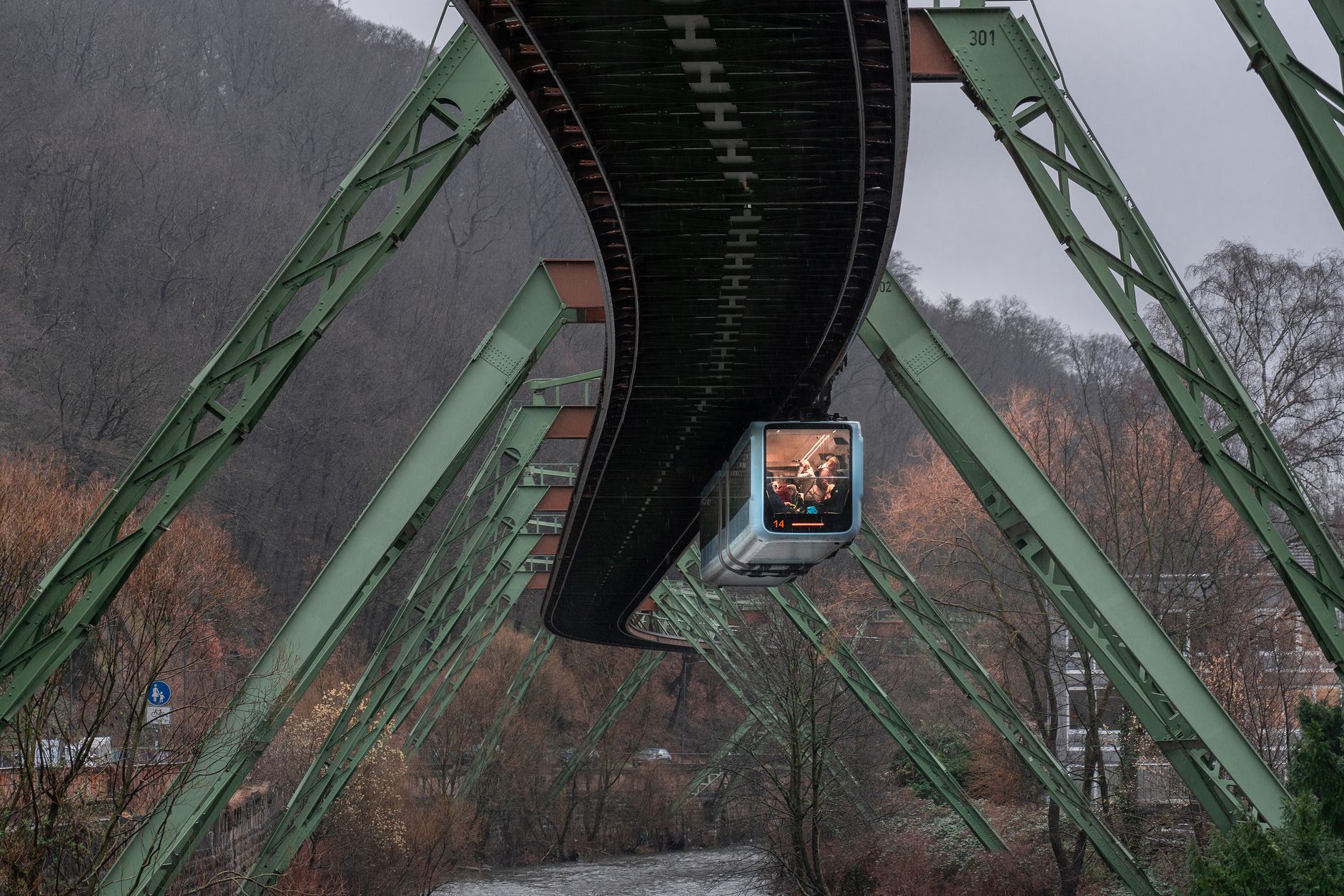 Ausflugsziele im Bergischen Land – die Wuppertaler Schwebebahn über der Wupper