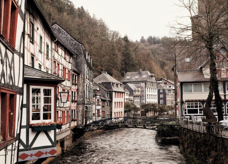 Ausflugsziele in der Eifel: die besten Tipps für den NRW-Teil Ausflugsziele in der Eifel – Fachwerkhäuser an der Rur in Monschau