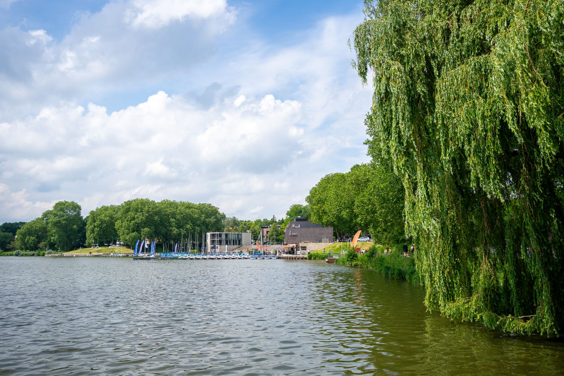 Ausflugsziele im Münsterland – der Aasee in Münster mit Segelbooten