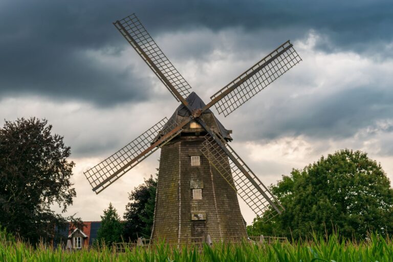 Ausflugsziele am Niederrhein: Römer, Natur und kleine Städte Ausflugsziele am Niederrhein – historische Windmühle in der flachen Landschaft