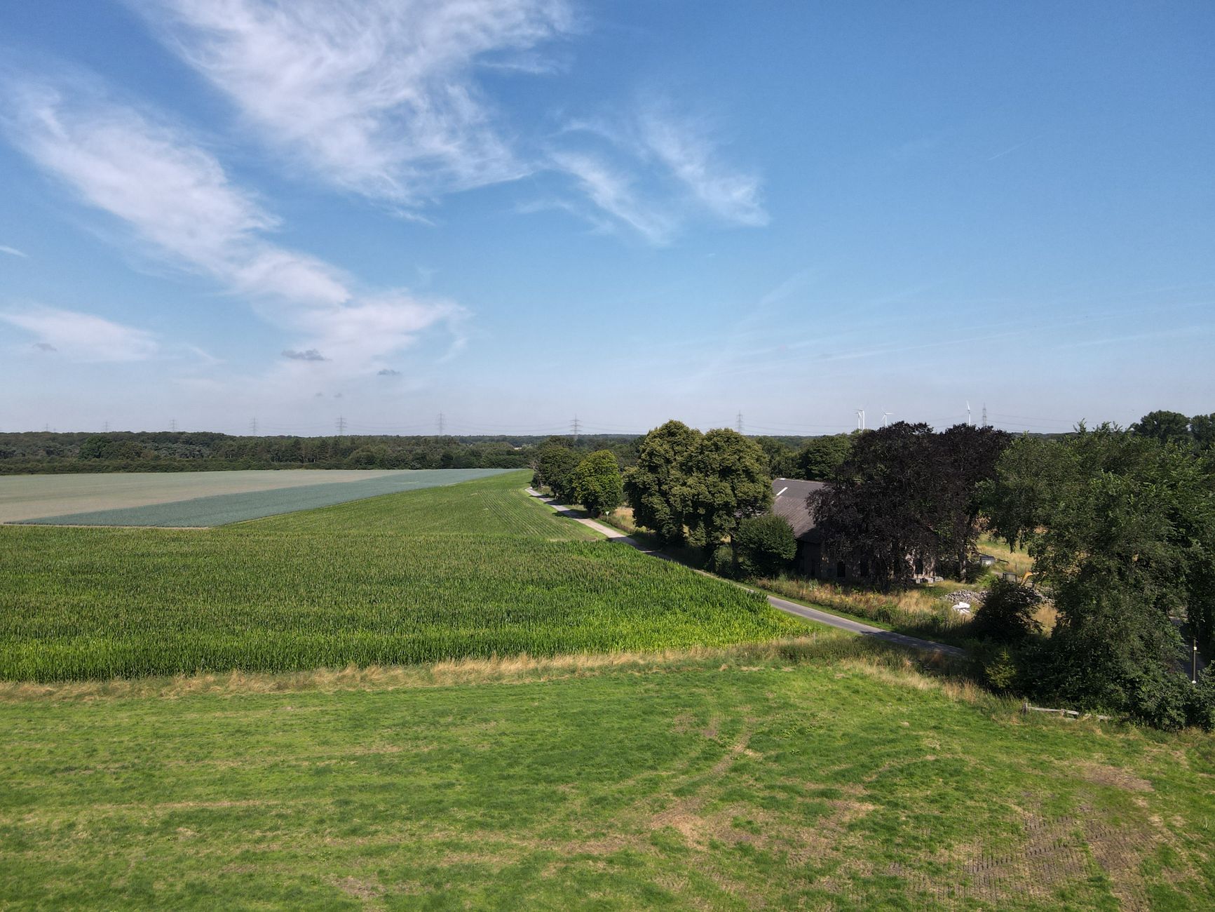 Ausflugsziele am Niederrhein – weite Felder und Radwege in der flachen Landschaft