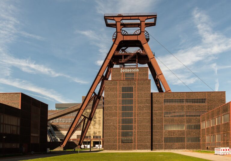 Ausflugsziele im Ruhrgebiet: die schönsten Ziele für Wochenende und Familie Ausflugsziele im Ruhrgebiet – Doppelbock-Fördergerüst der Zeche Zollverein in Essen