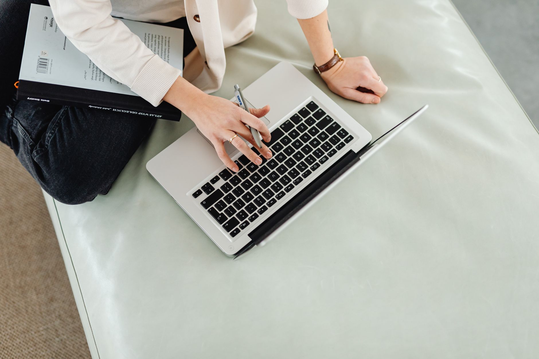 Bildungsscheck NRW – Online-Antrag am Laptop vor Beginn der Weiterbildung