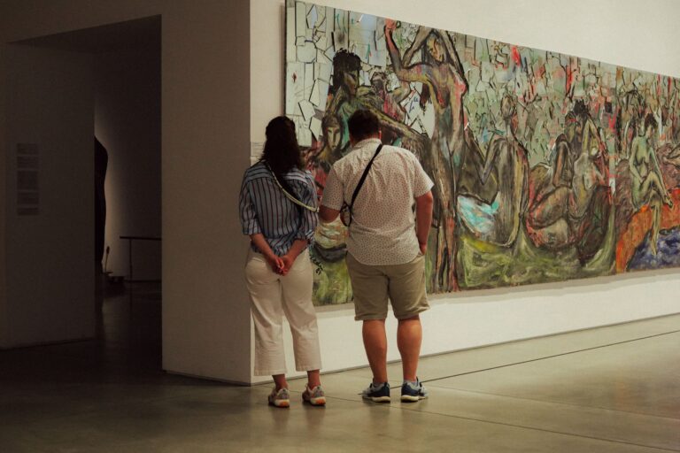 Museen in NRW: die schönsten für Kunst, Familie und Regentage Museen in NRW – Besucher vor einem Gemälde im Kunstmuseum