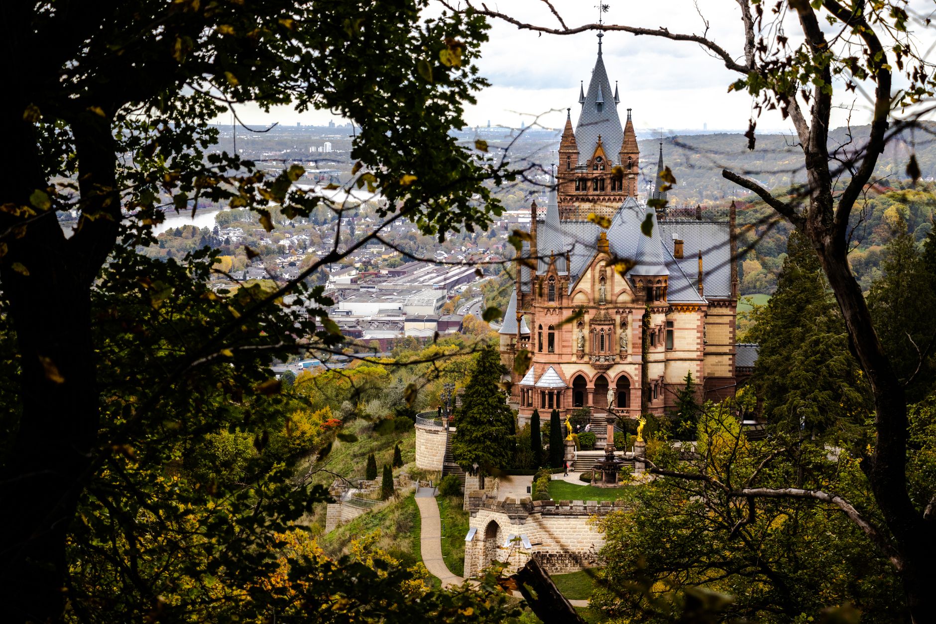 Schlösser und Burgen in NRW – Schloss Drachenburg über dem Rhein bei Königswinter