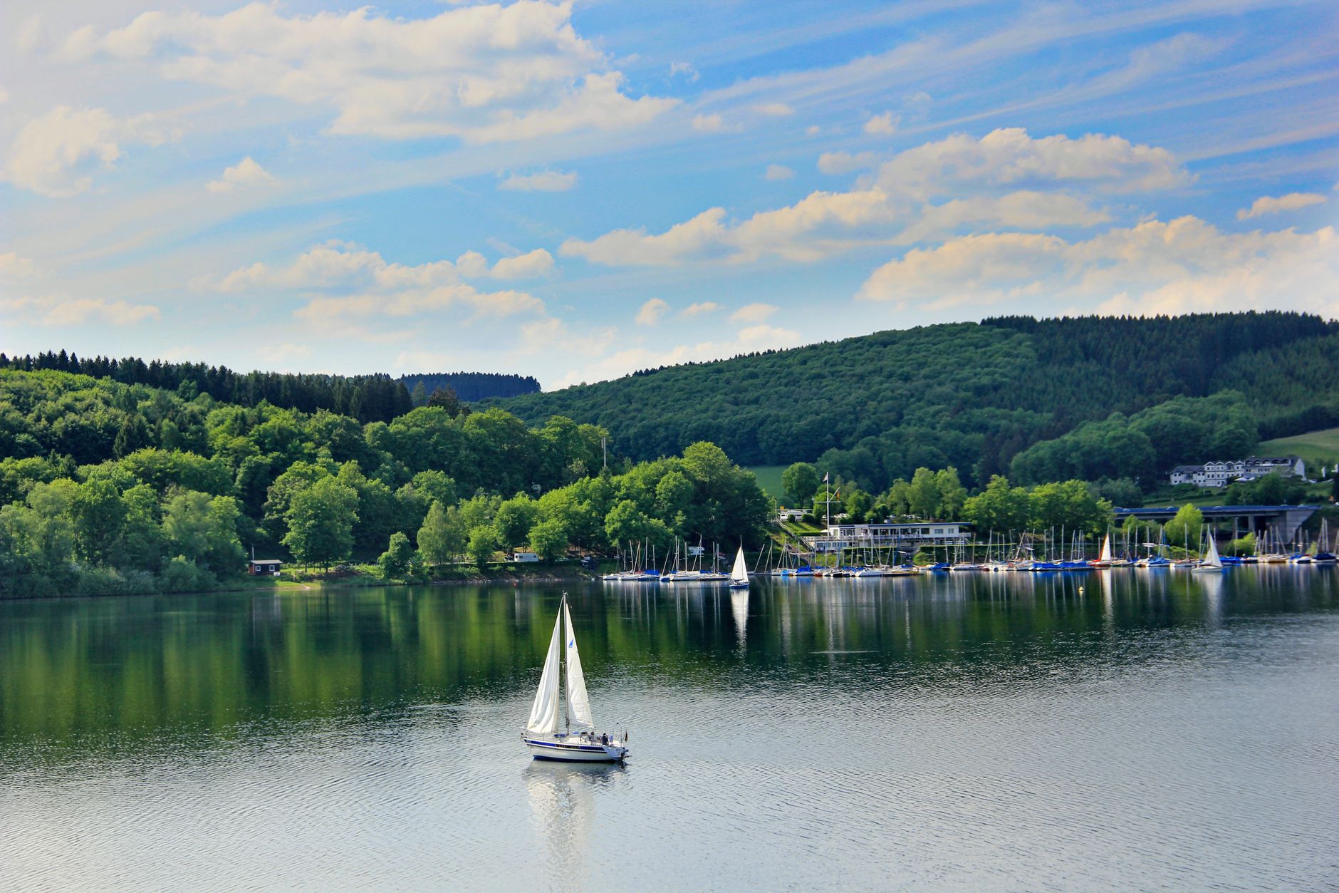 Talsperren in NRW – Segelboot auf dem Biggesee im Sauerland