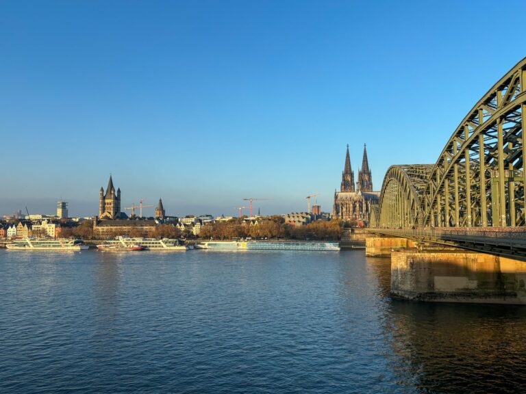 Ausflugsziele in Köln und Umgebung: 10 Ziele von der Flora bis zum Drachenfels Ausflugsziele Köln – Blick über den Rhein auf Groß St. Martin, den Dom und die Hohenzollernbrücke