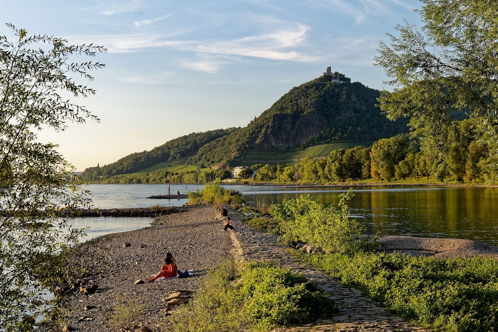 Feiertage NRW 2027 – Blick über den Rhein auf den Drachenfels im Siebengebirge an einem Sommerabend