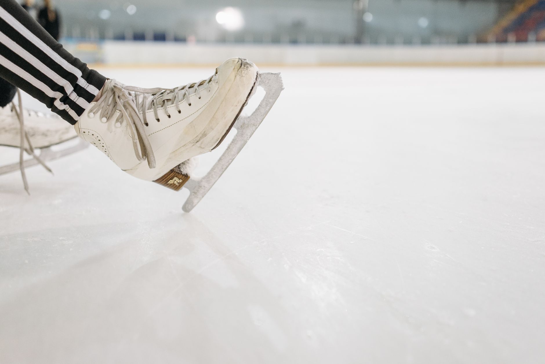 Schlittschuhlaufen Köln – weißer Schlittschuh auf der Eisfläche einer Eishalle