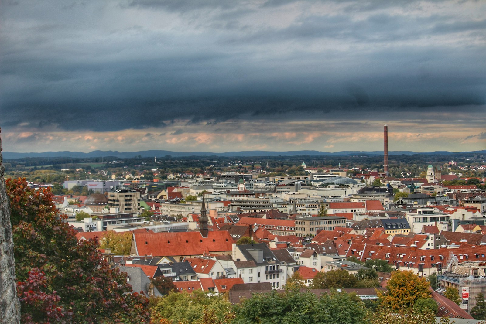 Sehenswürdigkeiten Bielefeld – Blick von den Höhen am Stadtrand über die Dächer der Stadt