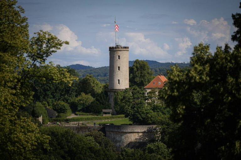 Sehenswürdigkeiten Bielefeld – Turm der Sparrenburg zwischen Bäumen am Teutoburger Wald