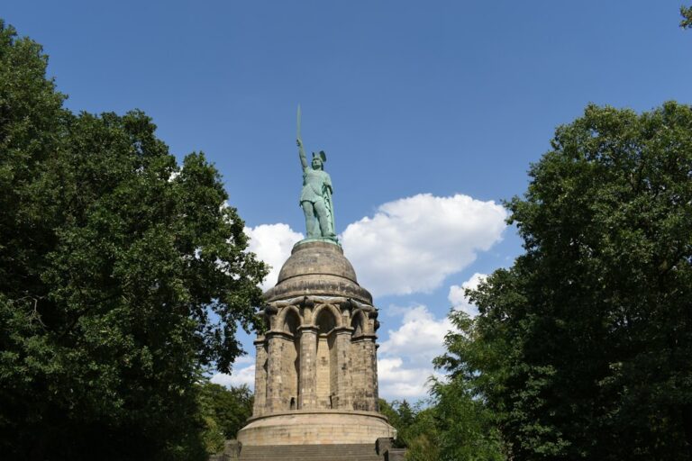 Teutoburger Wald: Sehenswürdigkeiten und Ausflugsziele in OWL Teutoburger Wald Sehenswürdigkeiten – das Hermannsdenkmal bei Detmold vor blauem Himmel