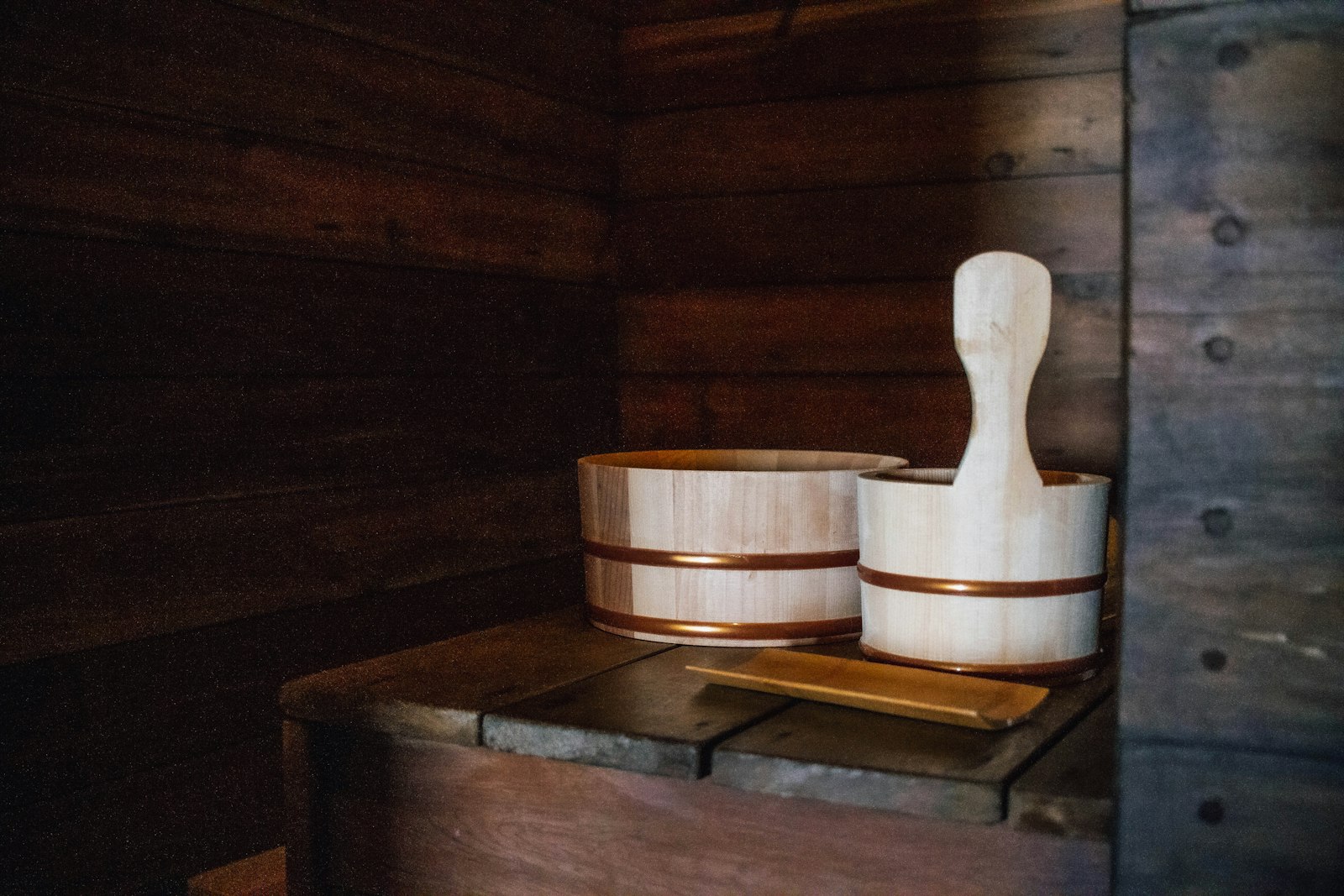 Therme NRW – Holzkübel und Aufgusskelle auf der Bank einer finnischen Sauna